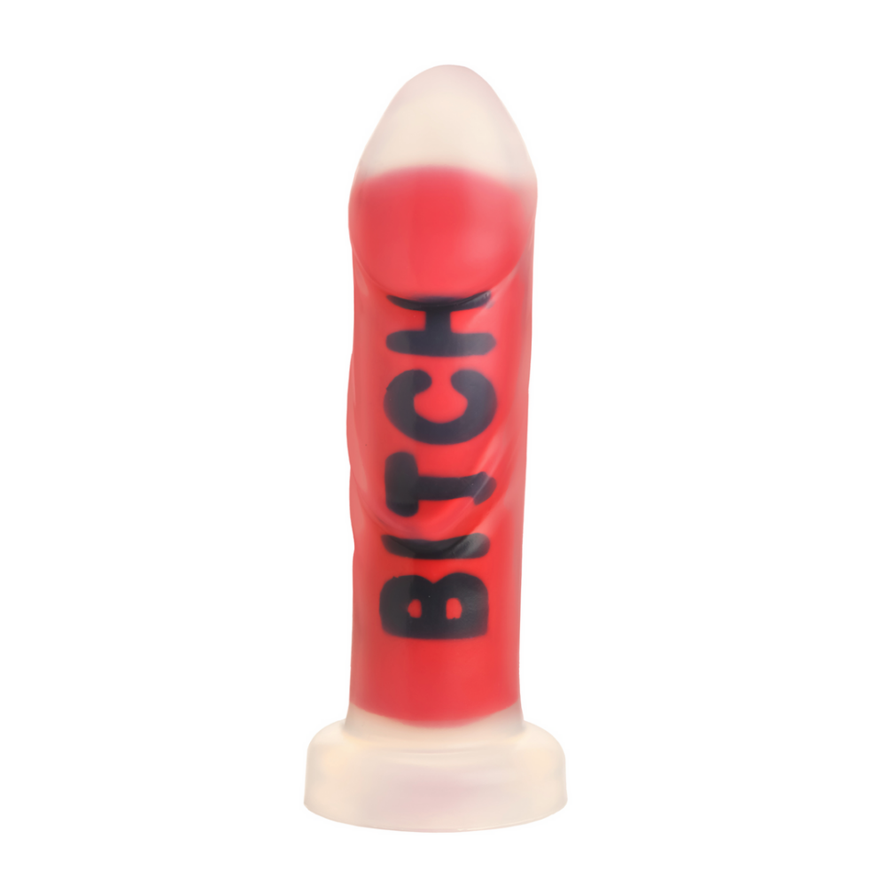 Rode ribbed silicone dildo met BITCH-opdruk – perfect voor kinky roleplay en stevige stimulatie