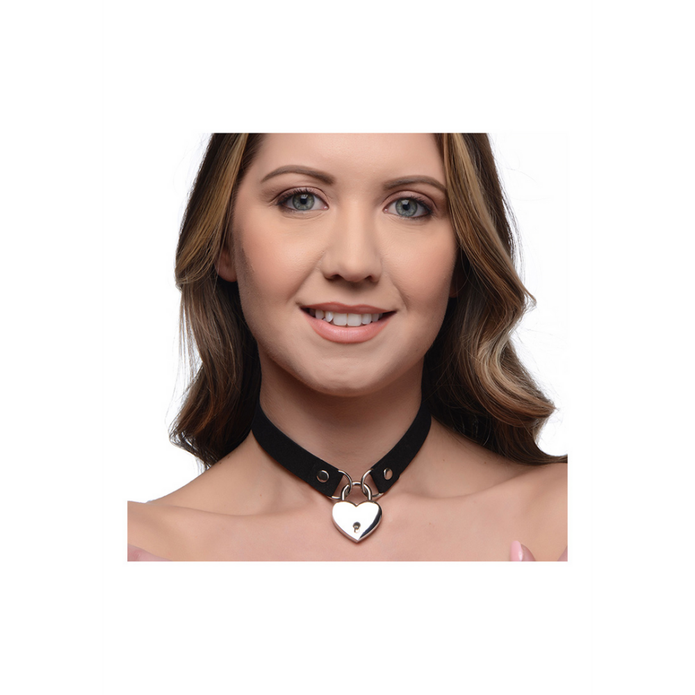 zwarte choker met metalen hartslot en sleutel – perfect voor bondage en erotische styling