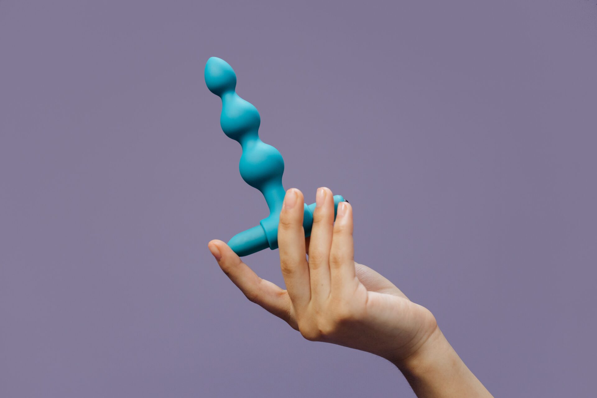 blauwe buttplug in hand
